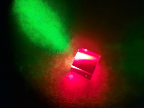 Syntetický diamant ozářený laserem