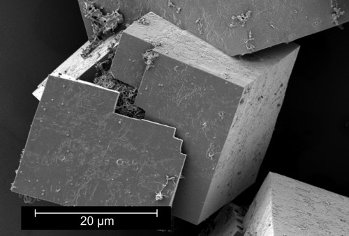 MOF krystaly zobrazené elektronovým mikroskopem
