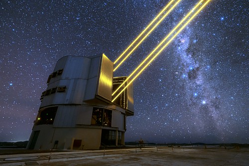 Pohled na dalekohled Yepun, jeden ze čtyř přístrojů VLT, vysílající čtyři laserové paprsky ke hvězdám