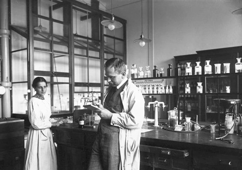 Otto Hahn a Lisa Meitnerová hledající nové radioaktivní prvky