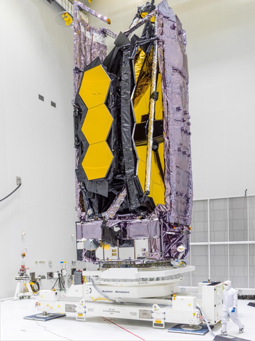 Vesmírný dalekohled Jamese Webba je v čisté komoře připravován k umístění do Ariane 5