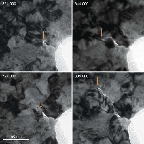 Snímky vznikající trhliny pořízené mikroskopem TEM