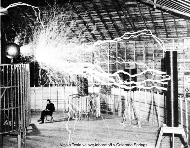 Nicola Tesla ve své laboratoři v Colorado Springs