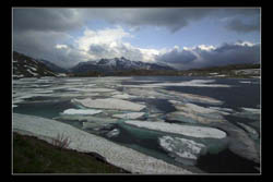 zamrzl jezero v Grimsel passu