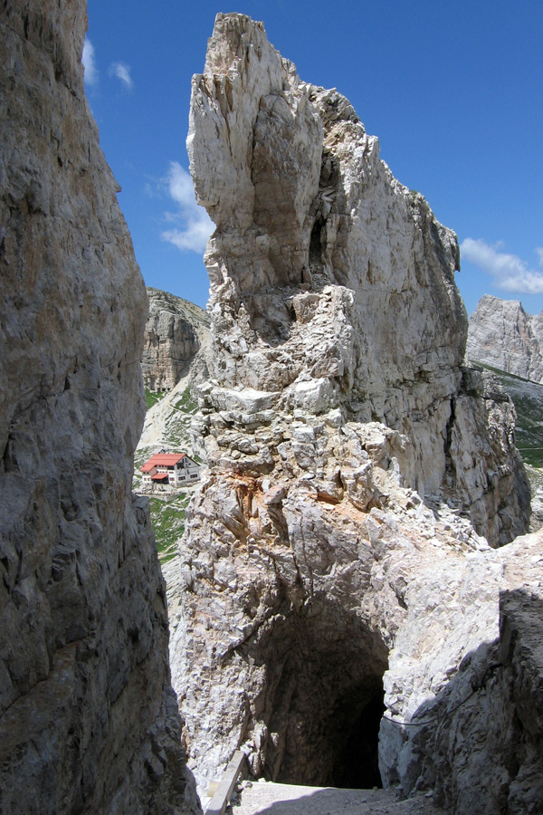 Galleria Paterna, v pozad Rifugio Locatelli